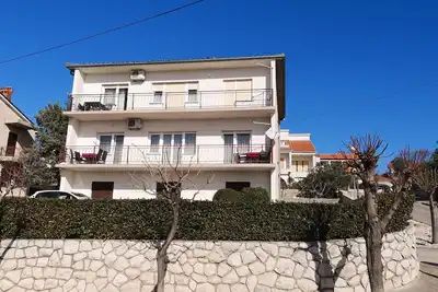Image de Appartement de trois chambres avec le balcon et la vue sur le mer Novi Vinodolski (A-19057-a)