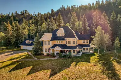Image de Posh mansion with antique decor, WiFi, & gas fireplace - near river and skiing