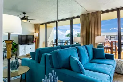Image de Beautiful penthouse suite with stunning ocean view, pool, hot tub & beach access