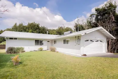 Tropical snowbird escape by world’s tallest volcano - lanai, yard & washer\/dryer