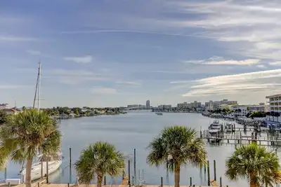 Image de Third-floor condo with pool access, fast WiFi, central Ac, & W/D - snowbirds Ok