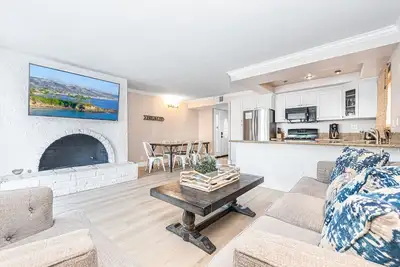 Image de New Listing! | Sunny & Oh So Comfortable | 1 Block to Beach! | Downstairs Vacation Home