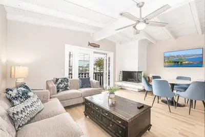 Image de New Listing! | 1 Block to Beach! | Cheery Upstairs Vacation Home
