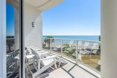 Beachside modern condo in Diamond Beach Resort!