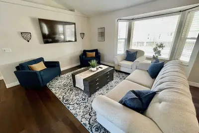 Image de • Hot Tub • sleeps 15+, Pet Friendly • Fenced • 2 stry playhouse • Idaho Falls
