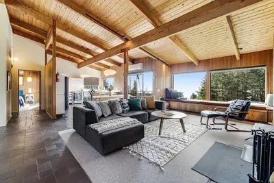 Image de Contemporary coastal gem with ocean views, private hot tub, WiFi & more