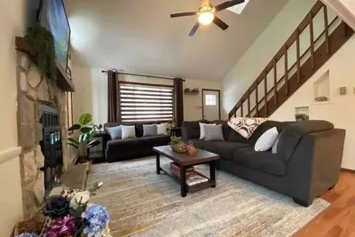 Image de Quite Family Ski Cabin w/ Bonus Br. Wet Bar, Pool Table and Foosball Table