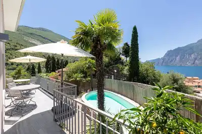 Image de Within walking distance of downtown and the lake