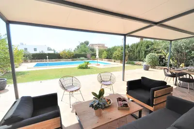 Image de Beautiful spacious vacation home for families with a big swimming pool, garden and games room. - Free Wifi