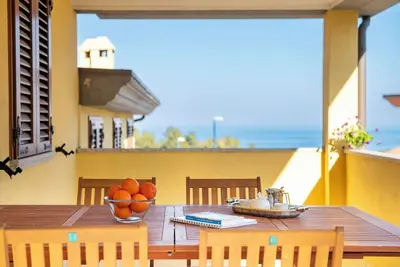 Image de Appartement \"Casa con vista mare e monti\" animaux acceptés, vue sur la mer, terrasse et Wi-Fi.