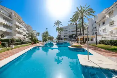 Image de Appartement 'Beach Marbella' avec vue sur mer, piscine et climatisation