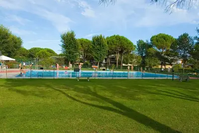 Image de Maison de vacances 'Villetta Cormor - Piscina' avec piscine partagée, Wi-Fi et climatisation