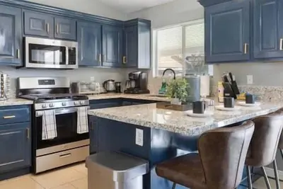 Image de ❤️Pristine Retreat - Chic 3 Br Home w Spa & Golf