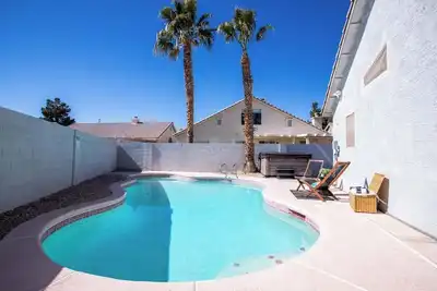Image de Modern 3 Br Home w/ Hot Tub, Pool, Golf!