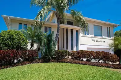 Image de Bay Breeze - Renovated Waterfront Pool Home