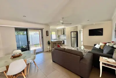 Image de Home away from home! Modern, comfortable, central, Ac, Yard.
