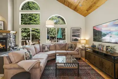 Image de Luxe Family Retreat w/ Hot Tub, Club Access, Near Trails & Donner Lake