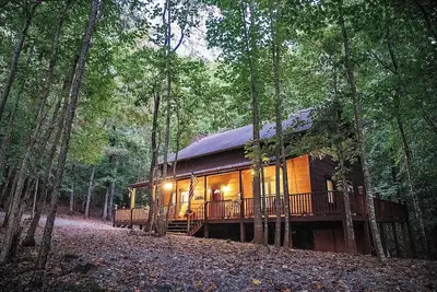Image de Spacious Cabin with King Bed, Fire Pit & Hot Tub!