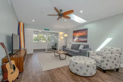 Image de Dog Friendly Home w/Private Fenced Yard, Garage & Fire Pit! Steps to the Beach!