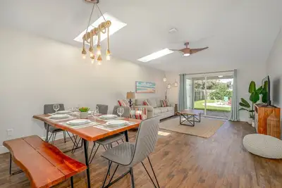 Image de Dog Friendly Home w/Private Fenced Yard, Garage & Fire Pit. Steps to the Beach!
