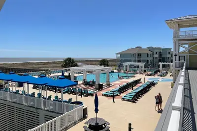 Beach to Bay Views at Parrot House! ! Five bedrooms and 5 Stars in Pointe West.