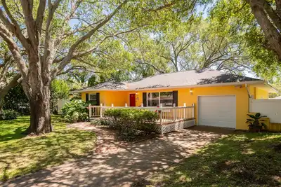 3 Bed 2 Bath Charming Sanctuary 5 miles from Clearwater Beach