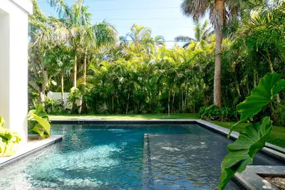 Image de Stunning new luxury home, pool + spa, walk to the beach! Summer awaits!