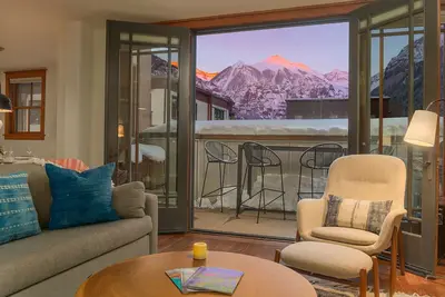 Image de Ballard 203 North - 2Bd, 2. 5Ba - Sleeps 6 - Chef’s Perch w/ Postcard Views
