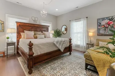 Image de White House on Wisconsin-Upper |Renovated Colonial Revival |Horticultural Hall |Main St |Parking - 2