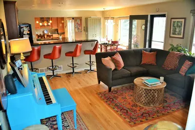 Image de Lovely, spacious, sunny happy family-friendly home - great central location
