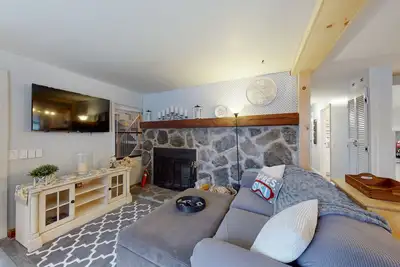 Image de Dog-friendly home w/ WiFi, private washer/dryer, and wood & electric fireplaces