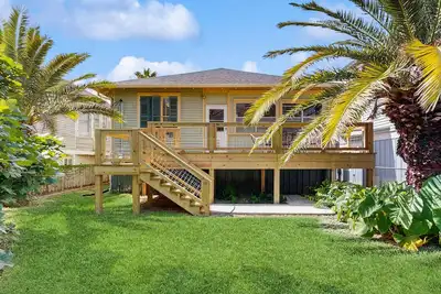 Snowbird-friendly home with central Ac, W/D & WiFi - close to Stewart Beach
