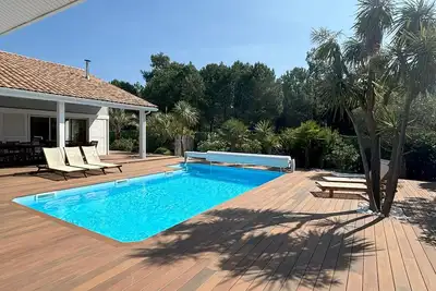 Image de Villa 200m² piscine chauffée (juin à sept) 10 personnes \/ 5ch - 800m de la plage
