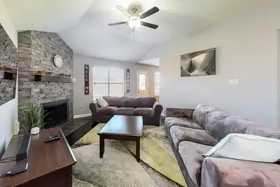 Image de Cozy Pearland Getaway Home! Large backyard w\/patio! 5 Star Reviews.