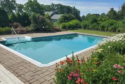 Image de Snug Harbor in South Kingstown, Ri. . . Pool, Yard, Deck. . Close to Beach & Seafood.