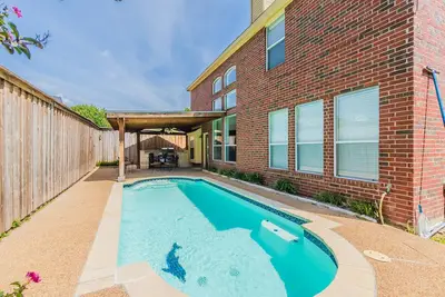 Image de Memories • Historic down town, w\/ pool, foo ball, & skee-ball