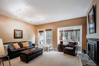 Image de Snowater Condo #50 - WiFi- Fireplace - W/D - D/W by RedAwning