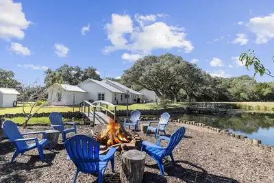 Image de 2 houses/5+bedrooms! Party Barn with games! Stocked Pond! On 5 acers-Sleeps 17