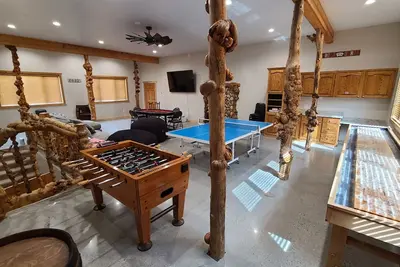 Image de Cabin on Creek W/fire pit close to Ski, boat, fishing, Hike with large game room