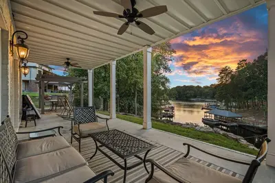 Image de Turtle Cove by SoCharm | Waterfront Home with Hot Tub