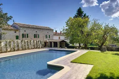 Image de Maison de vacances Svetvinčenat pour 1 - 8 personnes avec 4 chambres à coucher - Maison de vacances