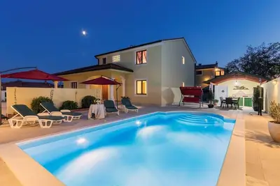 Image de Maison de vacances Vodnjan pour 1 - 8 personnes avec 4 chambres à coucher - Maison de vacances