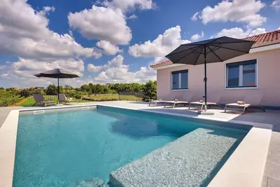 Image de Maison de vacances Kanfanar pour 1 - 6 personnes avec 3 chambres à coucher - Maison de vacances