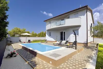 Image de Maison de vacances Vodnjan pour 1 - 8 personnes avec 4 chambres à coucher - Maison de vacances