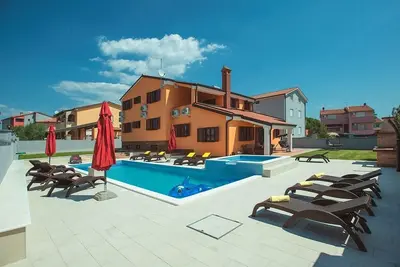 Image de Maison de vacances Pula pour 1 - 14 personnes avec 7 chambres à coucher - Maison de vacances
