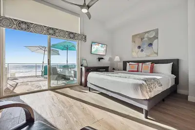 Image de Ocean Front Studio On The Sand!