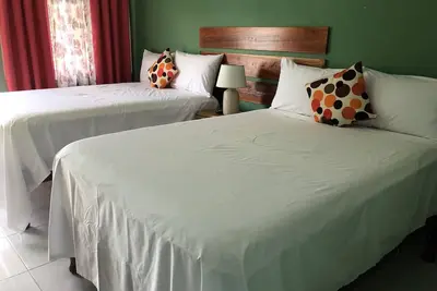 Image de Centrally Located. 5 Minutes to airport, steps from the beach.