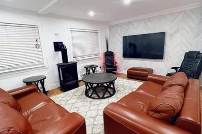 Image de Enjoy this Beautiful  Beach House right on Muskoka Shores