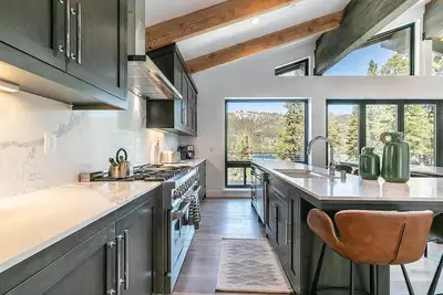 Image de Luxury New Lakeview Vacation Home - Theater, Sauna, Game Room+