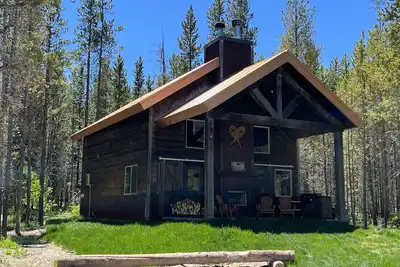 Image de Buffalo Pine Cabin is a Cozy Cabin Minutes From Yellowstone!
